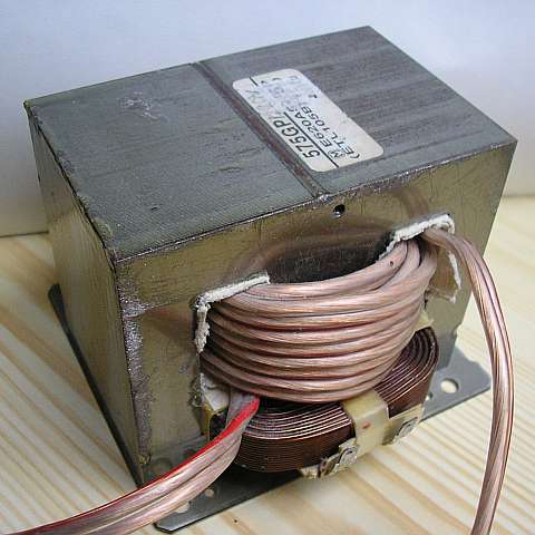 MOT 900W převinutý na 2x 12z, dává 2x 12,1V