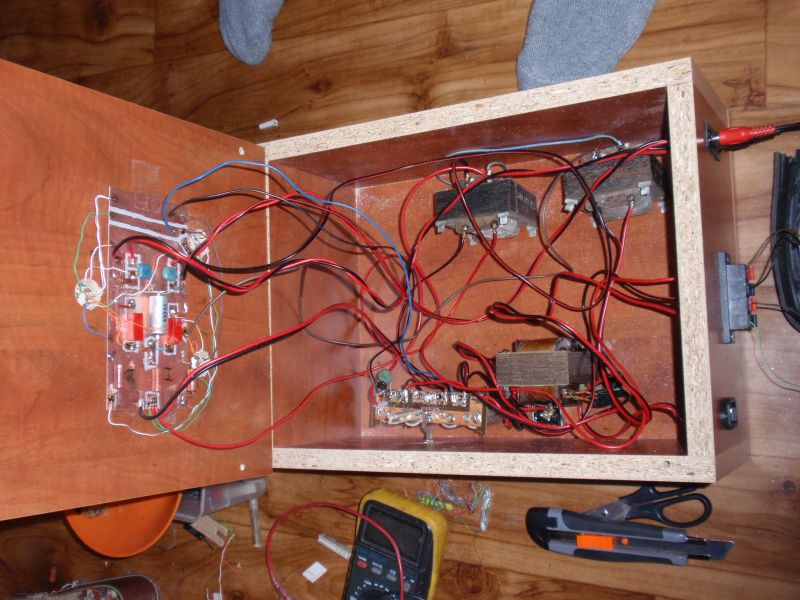 Deska připevněná k víku krabice , do zdroje přidán odpor a termistor.